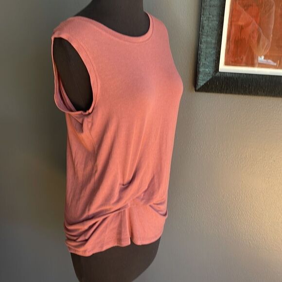 Athleta deep rose tucked/gathered side tank. Medium. - Picture 3 of 5